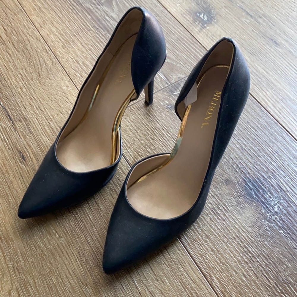 Gorgeous pointed toe black heals